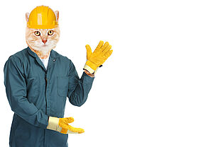 Ein Bauarbeiter in Schutzkleidung, inklusive Helm. Der Kopf ist allerdings kein Mensch, sondern eine Katze.